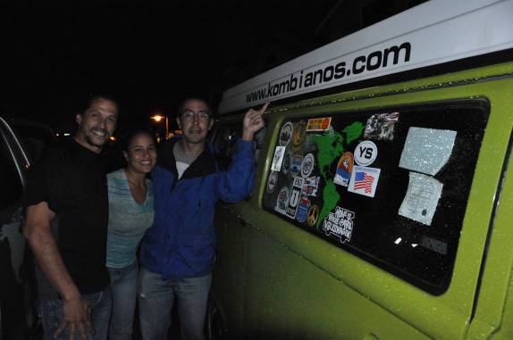 Com o Jorge e a Meli, ao lado da 'casa' deles, a simpática Lunita, em Anchorage, no Alaska